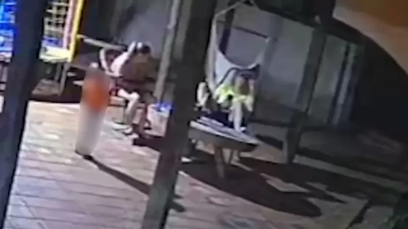 Criança de dois anos pega arma do pai e mata a mãe